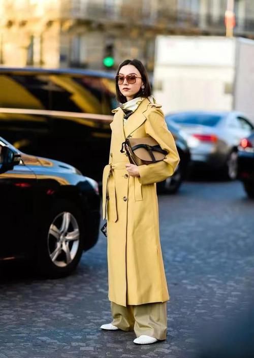 ?女人到了中年，这才是你该有的穿搭：大衣+阔腿裤，时髦又减龄