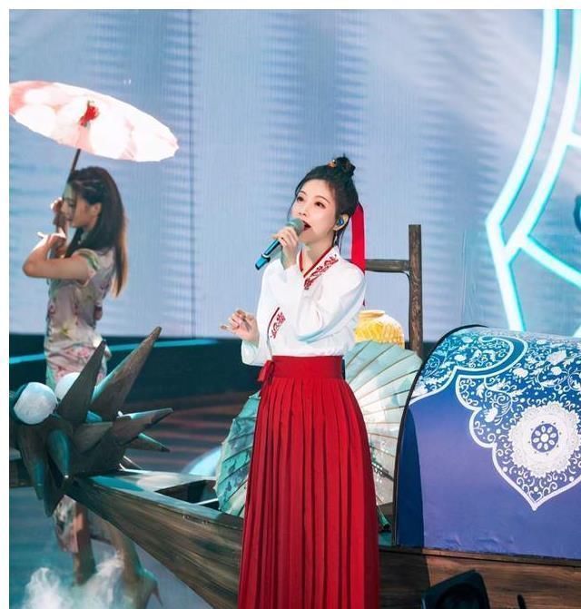 张碧晨|她是跨界最成功的主播?网友:综艺节目的颜值担当