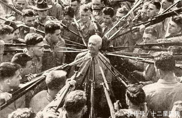 二战|二战士兵搞笑照在飞机螺旋桨上睡觉,让狗装成士兵站岗