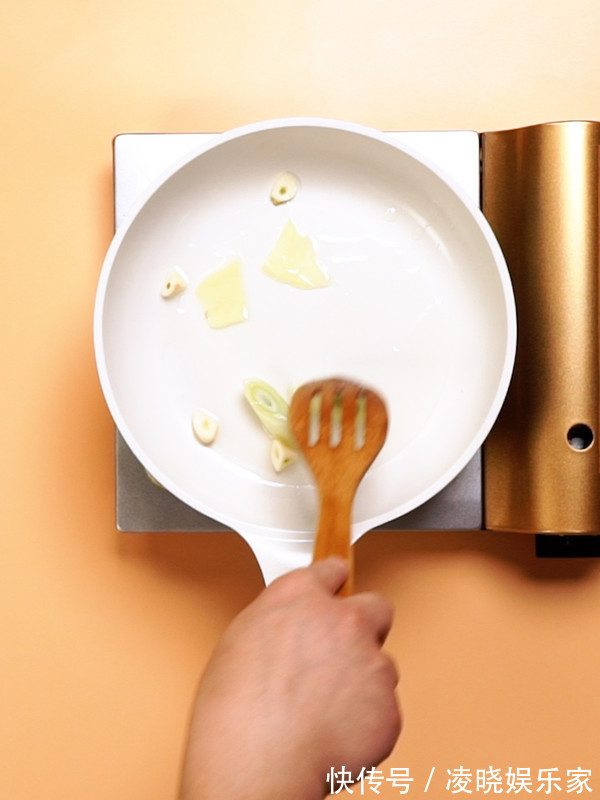 怎样炖鸡不柴不腥先焯水还是直接炖大厨教你一招，太香了