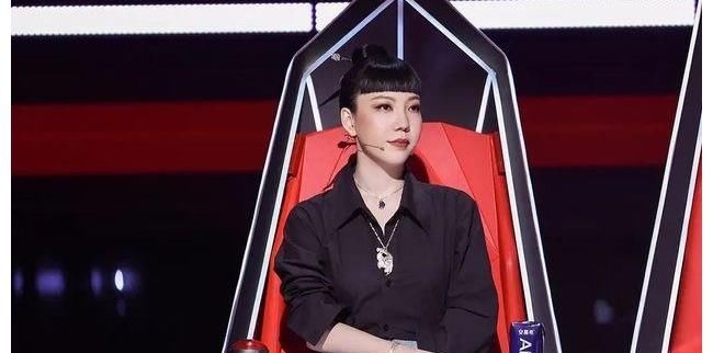 《好声音》四位助教首秀反差大，张碧晨吉克隽逸从容，黄霄雲隐身