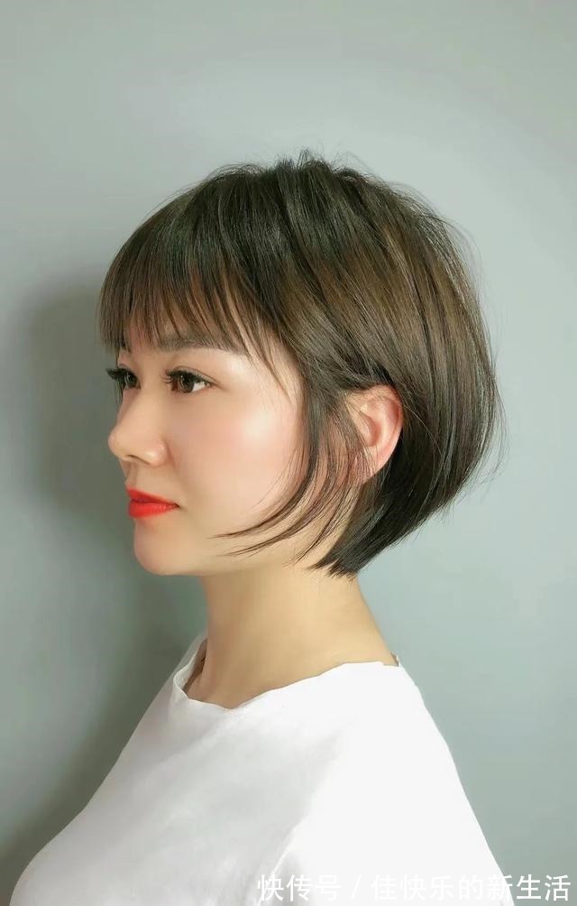洋气 40岁左右的女性,发型这样剪,时尚年轻不老气!