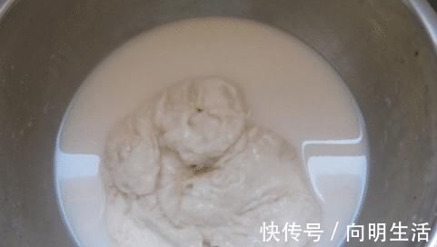 做凉皮太厚又开裂？大厨教你一招：掌握好比例跟配方，吃着还筋道
