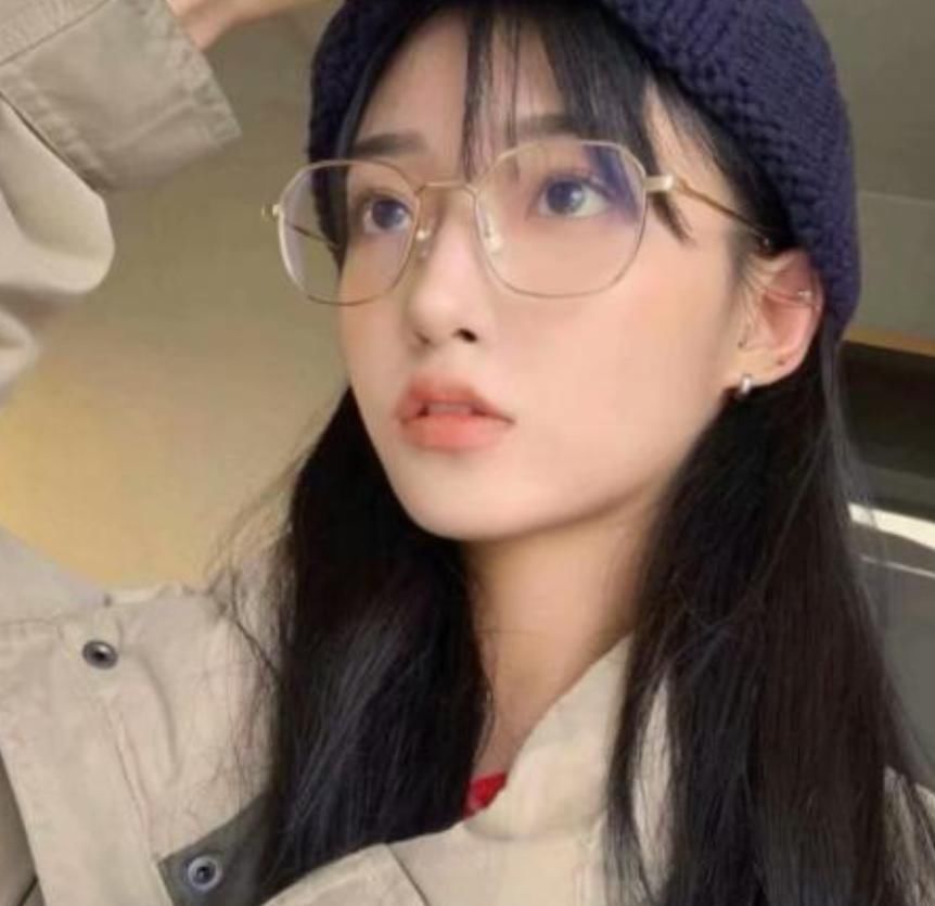 女孩子喜欢戴“圆框眼镜”？00后注意了，这3种人戴上纯属拉低颜值