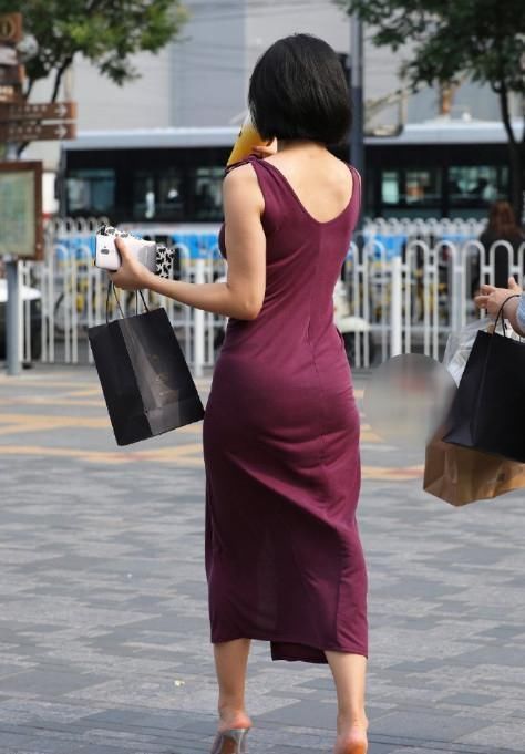 大长腿|街拍:短发美女颜值佳身材好,穿上吊带裙,这么美想不吸睛都难