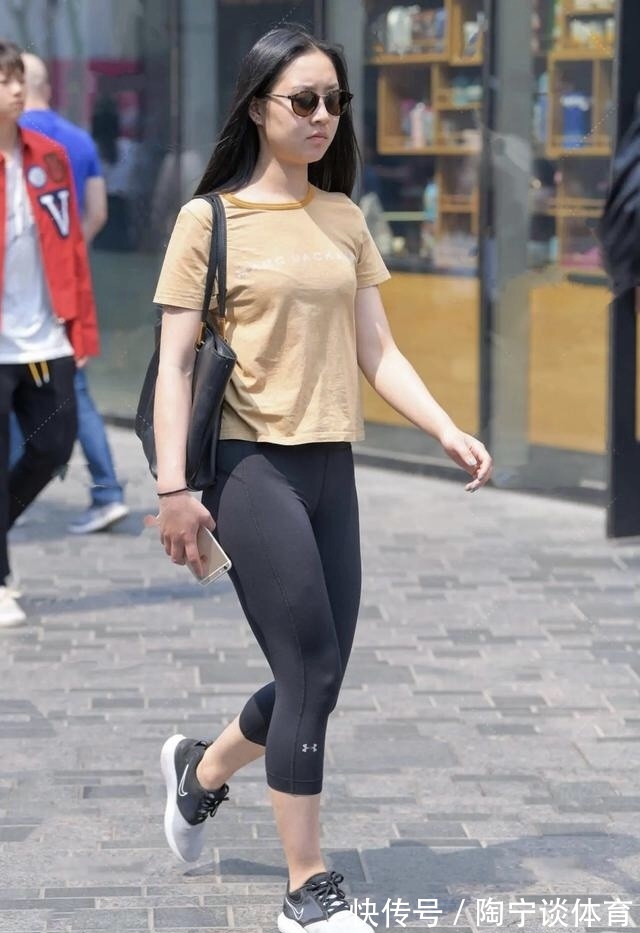 健美裤 穿“瑜伽裤”出门,九分款时髦个性,同时也穿出了曼妙身姿!