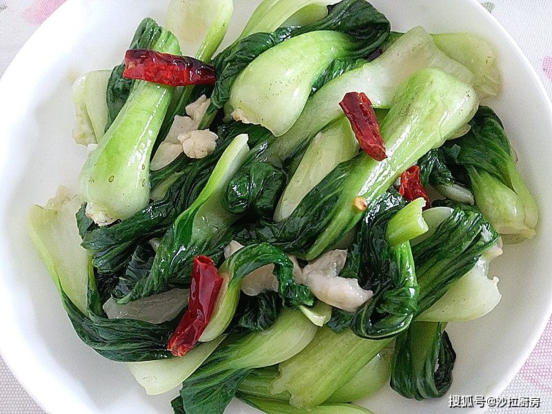 原来炒青菜也有窍门，这么炒色泽翠绿油亮，口感脆爽，简单又营养