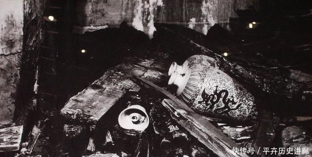 万历|老照片再现定陵发掘:图6提取皇冠,图9万历皇帝的遗骸姿势很怪异