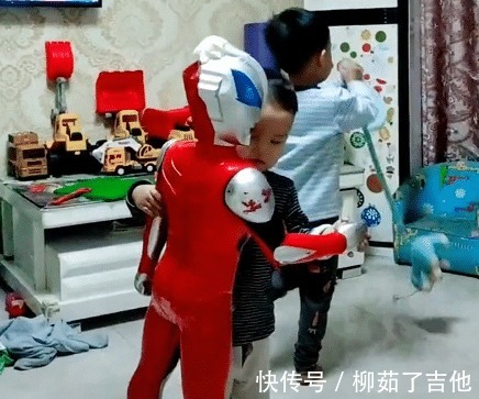 奥特曼|“孩子静悄悄,指定在作妖”,熊孩子和奥特曼上演“二人转”火了
