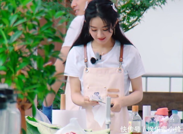 中餐厅|赵丽颖握刀手法错误,刘宇宁着急的忘喊姐,导演也不帮他改字幕