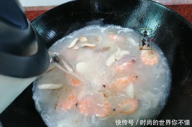 中午到老妈那蹭饭，大碗面一上桌，网友沸腾确定了，绝对是亲妈！
