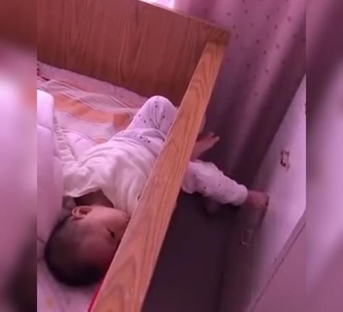 感情|萌娃躺在床上用小腿推拉抽屉火了,网友原来是个没感情的拉风箱