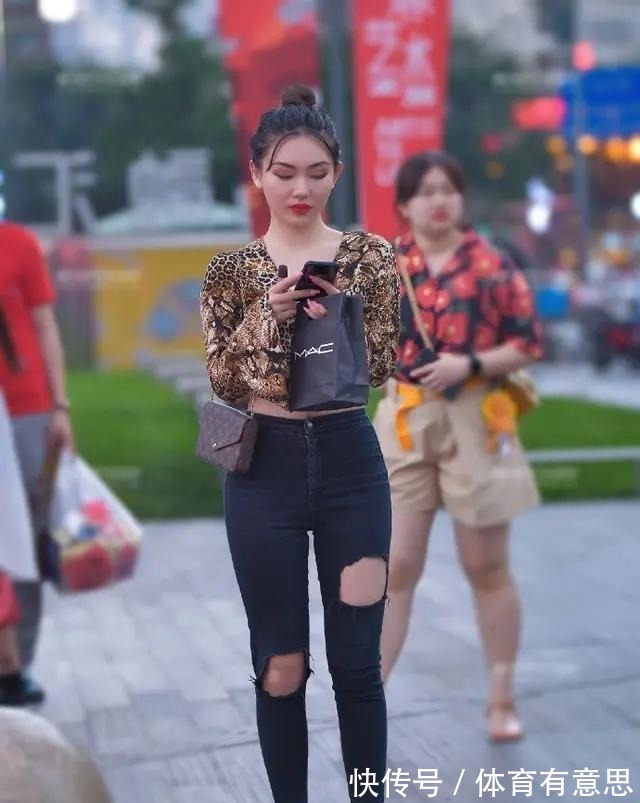 百搭 打底裤最经典百搭，造型简约利落又显瘦，笑容甜美！