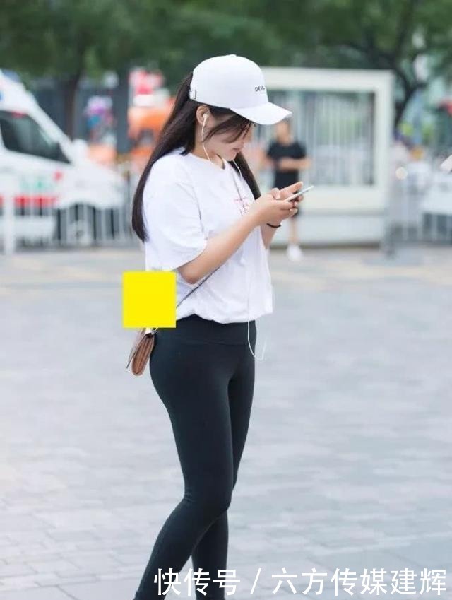  养眼|瑜珈裤+高跟鞋，小姐姐经典黑白搭配时尚，养眼