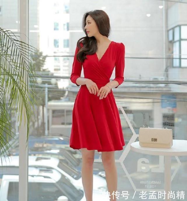 小蛮腰|街拍:女神优雅端庄,魅力独特更加迷人,她的美丽已进驻人们心里