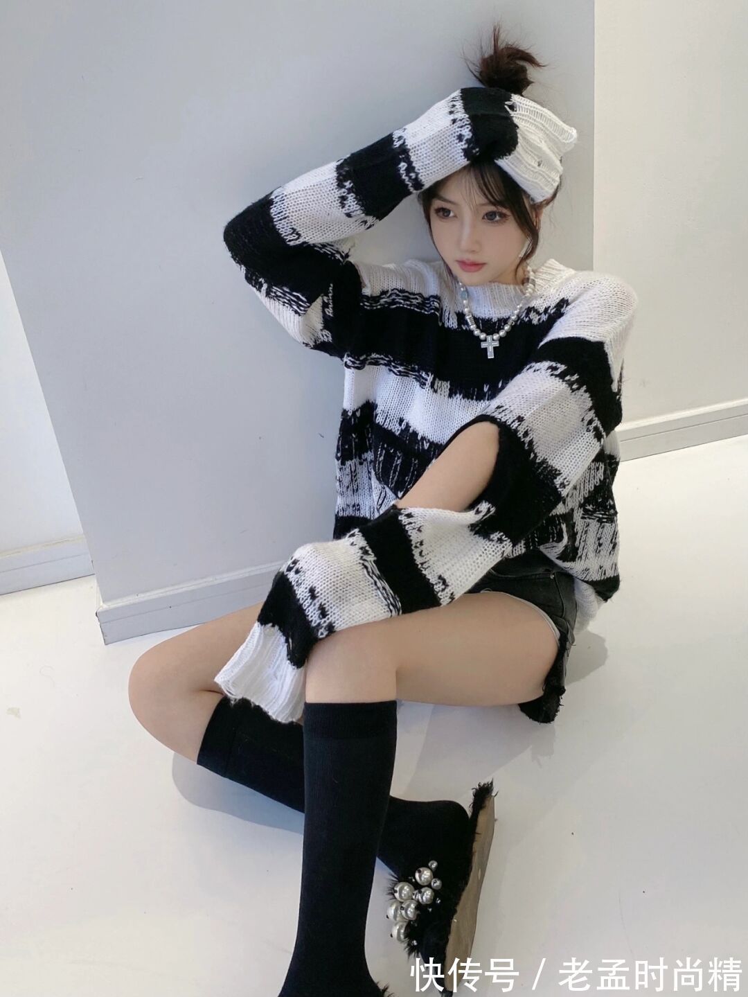 小姐姐|丸子头小姐姐毛衣配短裤, 时尚又潮流, 高级感满满