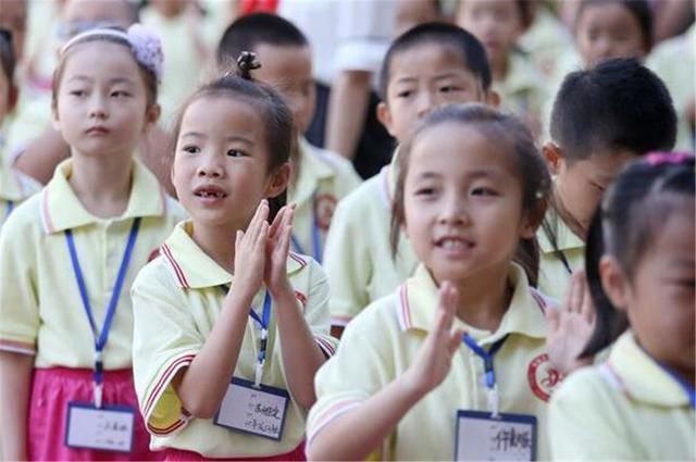 人际交往|爸爸姓“左”妈妈姓“右”,孩子的名字全班听了都说好