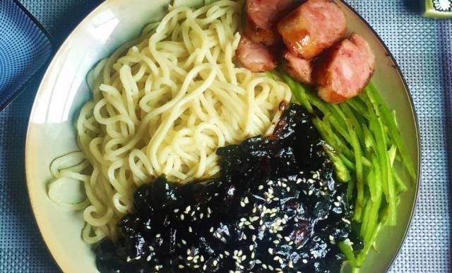 家里常吃的炸酱面，怎么做才好吃呢关键在这一步