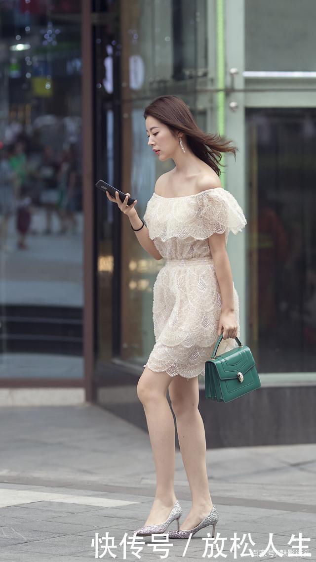 三十岁女人穿连衣裙,搭配尖头细跟鞋,气质成熟稳重、女人味十足