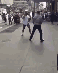 |搞笑GIF:利用废弃袋子自制了一条内裤