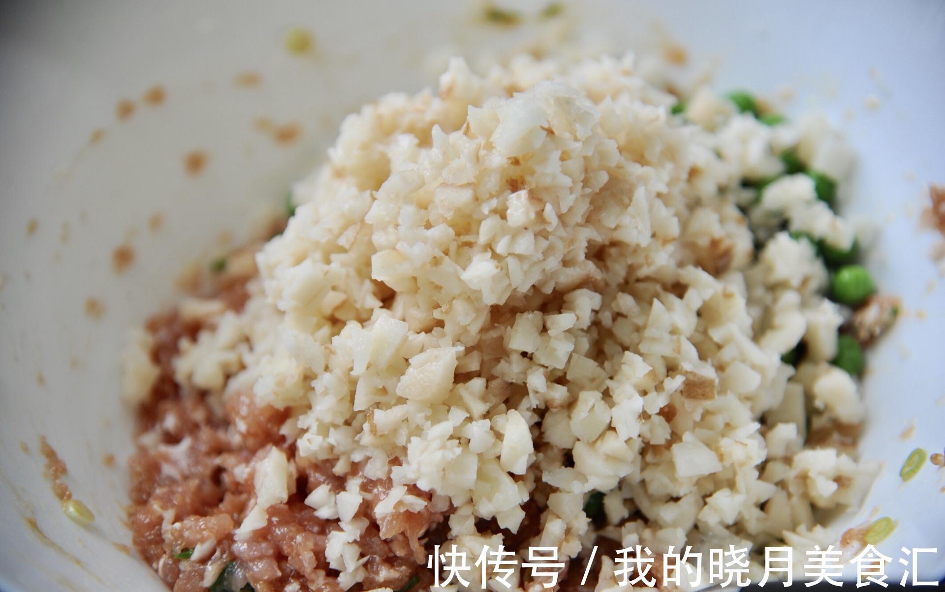 家常藕丁猪肉馅饼，外皮软嫩，馅料鲜香，吃上就忘不了的味道