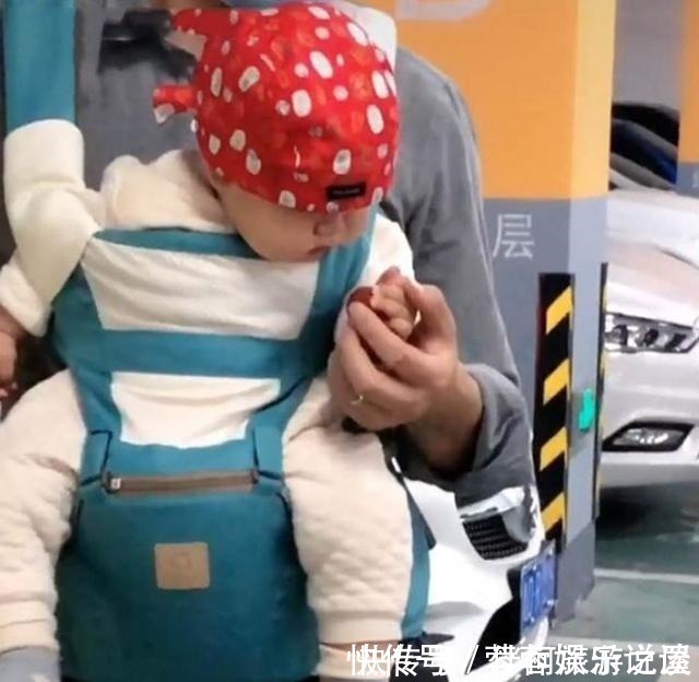 超市|一家三口逛超市,回家后发现宝宝手里有东西,妈妈纠结是否还回去