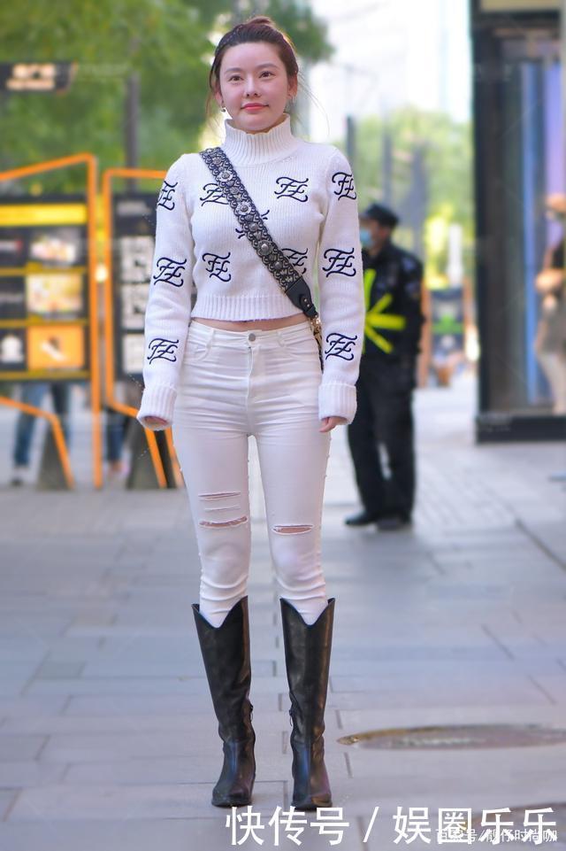 白色毛衣搭配黑色长筒靴,穿起来舒适保暖,高级洋气!