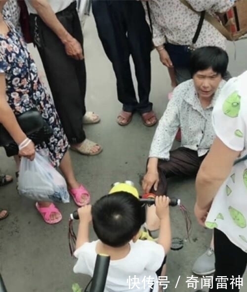 儿子|3岁儿子骑儿童车撞倒老太太，妈妈上前搀扶，老太说句话妈妈傻了