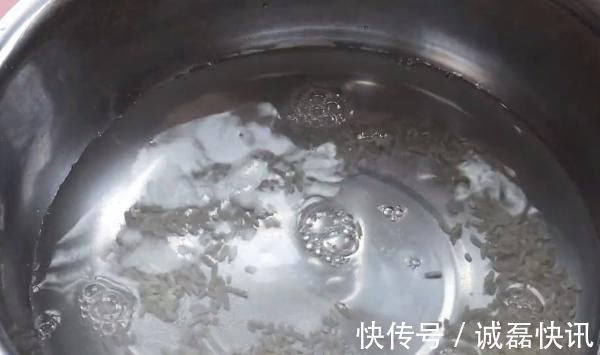 小半杯|夏天手脱皮很难看？加点厨房里的它搓一搓，1块钱解决手脱皮