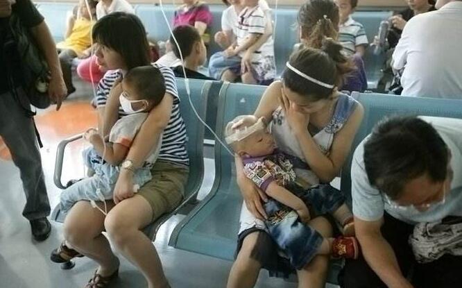 医生|妈妈床头下面藏个“宝贝”,1岁宝宝患上脑瘫,医生怒斥无知