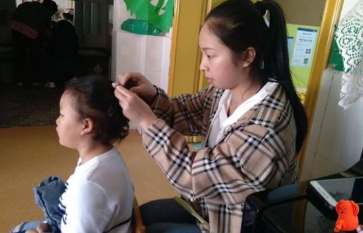 短发|看到孩子被幼儿园老师扎的头发,宝妈心疼极了,老师:那你剪短发