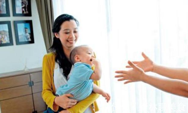 陌生的人|宝宝见到陌生人就哭?当宝宝进入“认生期”,父母要注意这3点