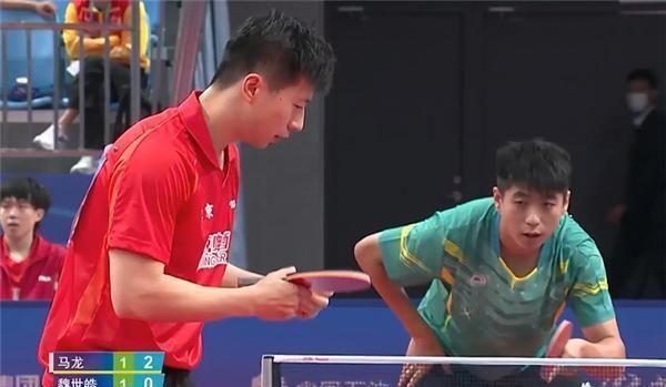 翻盘|马龙yyds!决胜局2-4落后仍翻盘,3-2艰难战胜国乒小将,拒绝爆冷