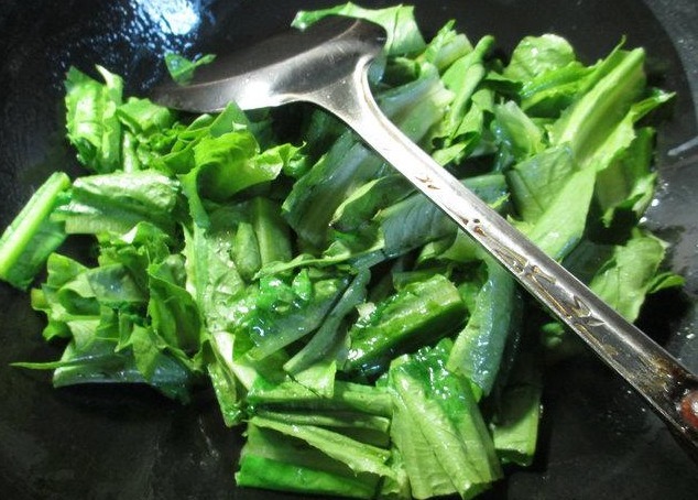 炒油麦菜,用不用焯水学会正确做法,牢记三招,脆嫩又入味