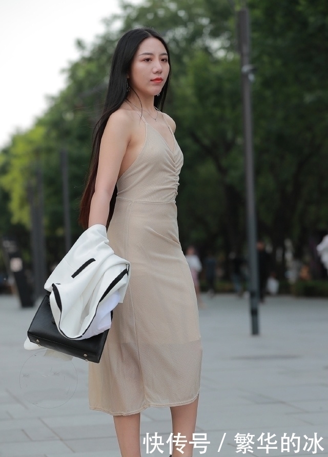 吊带连衣裙|街拍:美女穿上露背吊带连衣裙,小清新变身性感女神,美得过分了