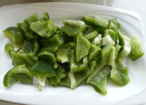 炒腊肠前，该不该用水先煮一遍？一直傻傻不明白，难怪肉柴没腊味