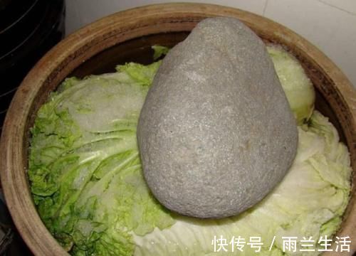 外婆用了50年的腌酸菜诀窍,牢记这4点,清脆爽口,放一年都不坏