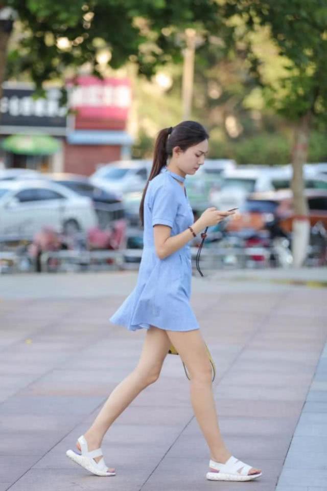 街拍:如花似玉的小美女,一条白色的连衣裙,尽显不俗的雅气