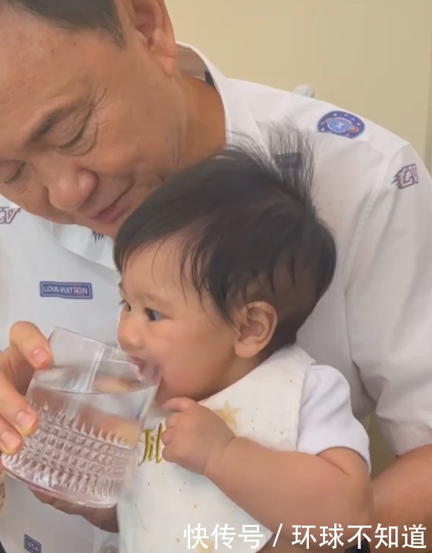 孩子|他信小女儿继续分享美好时光,姥爷给孩子喂水,孩子流口水但不喝
