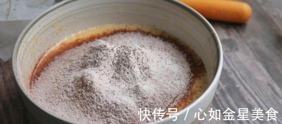 奥利奥草莓千层蛋糕,搅一搅就能做好,一口下去奶香浓郁!