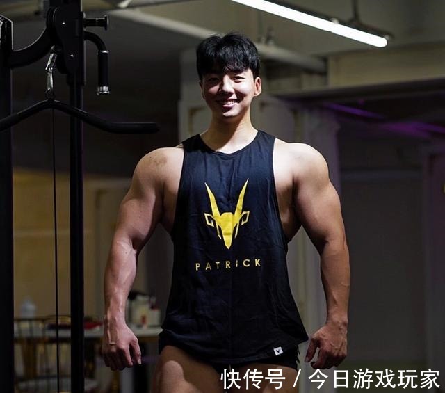 性感|肌肉帅哥上线！性感的小麦色肤色下，有质感的腹肌和人鱼线！