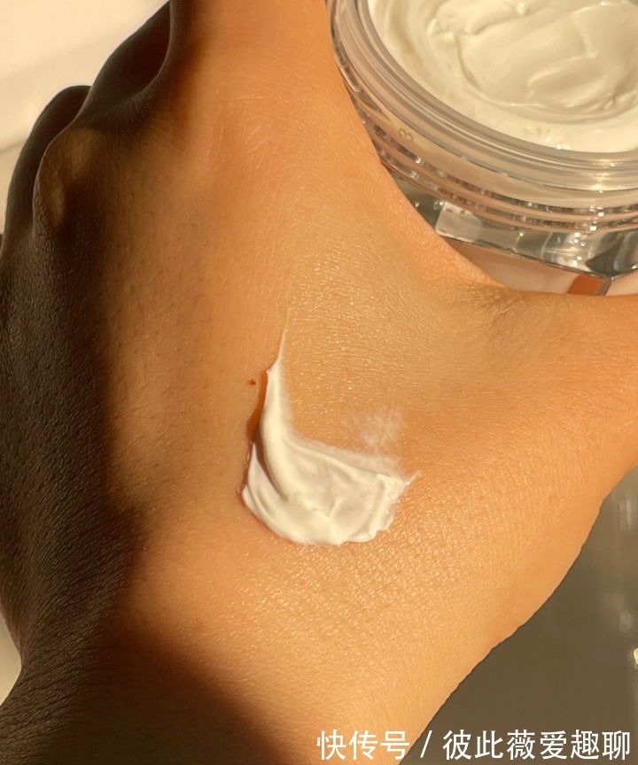 保湿|秋冬底妆干燥、卡粉真尴尬!6款妆前打底推荐,干皮油皮都能用