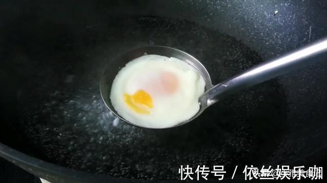 鸡蛋|水煮荷包蛋我只服这种做法，不散花，个个圆溜溜，家常实用