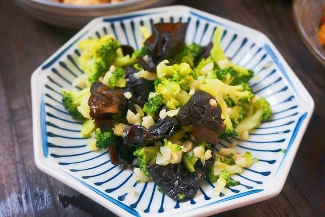 晒晒一家三口的晚餐,3菜1汤,清淡有营养,30分钟就做好