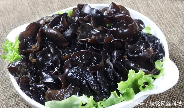 炒木耳,“噼啪”声太吓人!大厨教你技巧,不炸不溅油,轻松解决