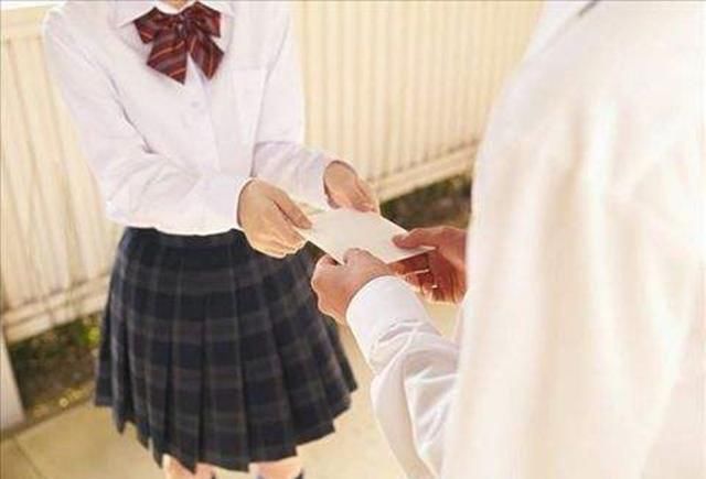 母亲|初二女生脖子长“草莓”,母亲一句话,拯救女儿恋爱观