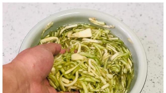 天热了,茄子别再炒着吃,试试这种吃法,不炒不蒸,一大盘不够吃