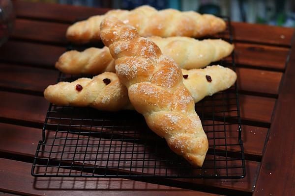 #健康甜蜜烘焙料理# 三股辫子面包，造型简单看一次就会