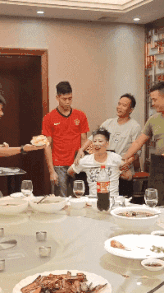 |搞笑GIF:姑娘,这么危险的房子你跑进去干嘛去了