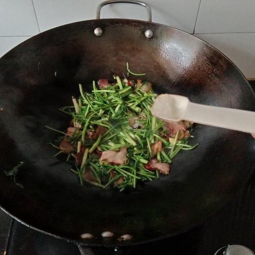 腊肉炒野芹菜，简单快手，鲜美下饭